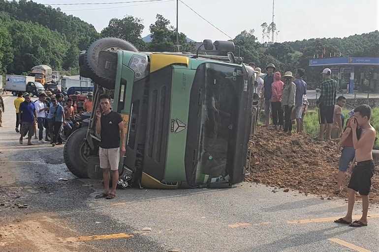 Tạm giữ tài xế xe tải vượt ẩu, lật xe đè bẹp ô tô khiến 4 người thương vong - 2