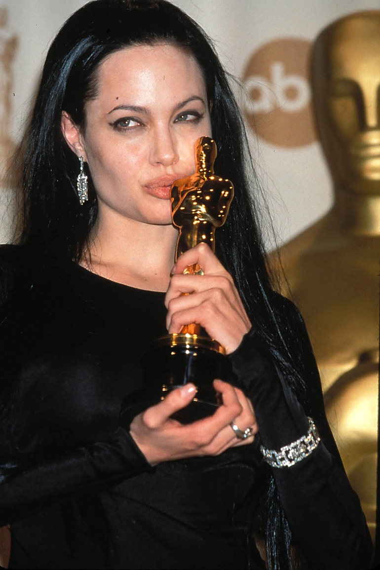Angelina Jolie bước sang tυổi 47: Nhìn lại 10 khoảnh khắc thần thái - 5