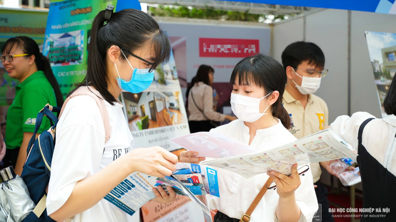 100社近くの企業が学生を募集するために大学に入学します-2