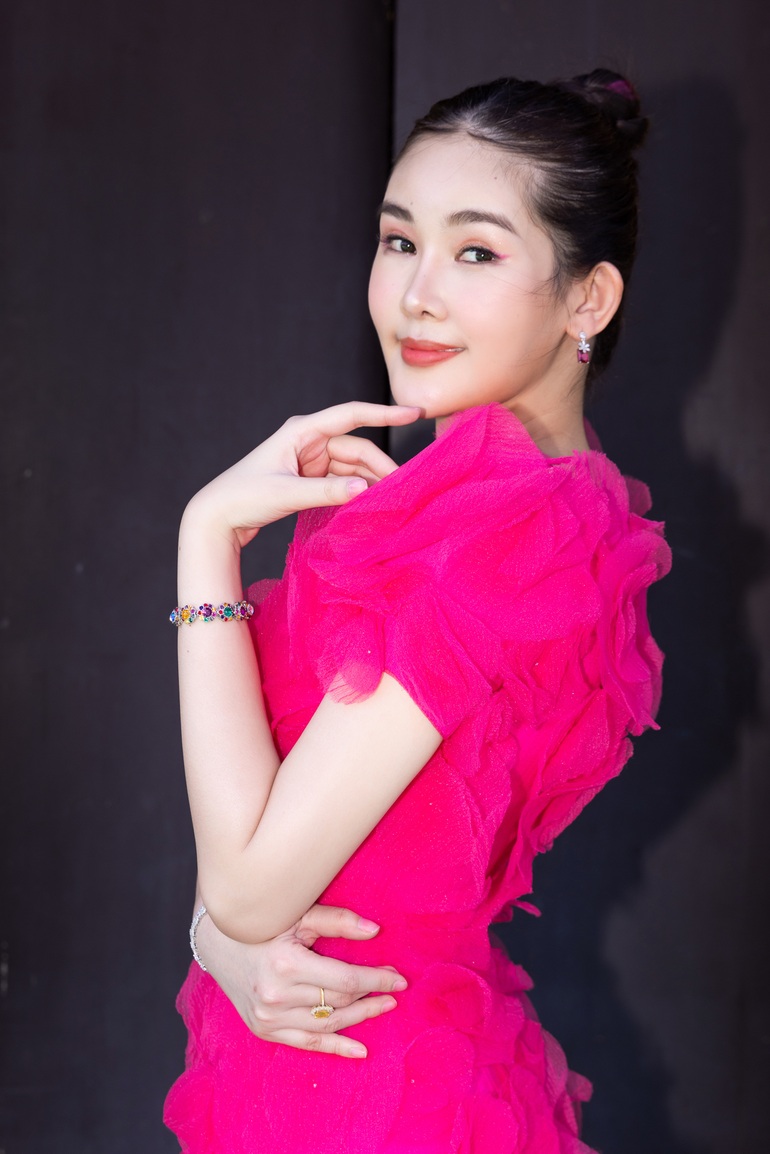 Hoa hậu Giáng My, Tiểu Vy gây náo loạn khi đi xích lô dự show thời trang