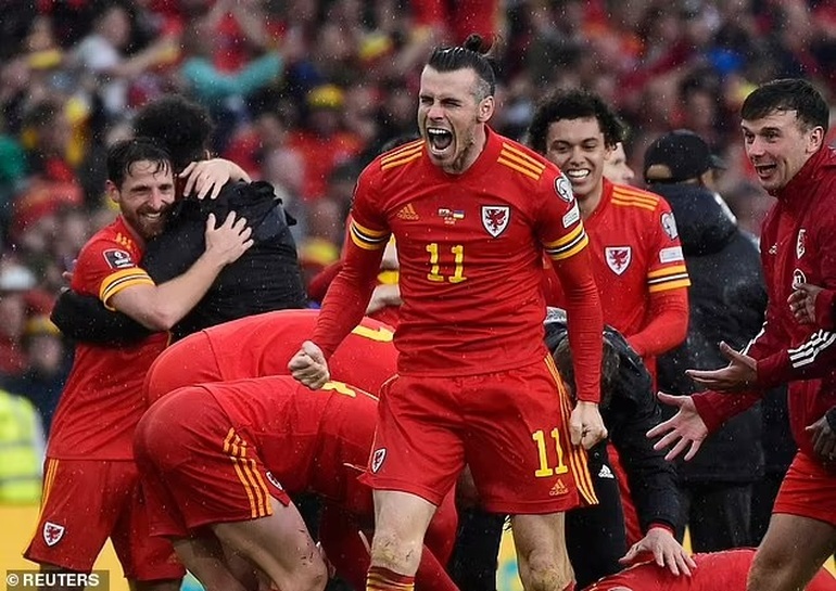 Nụ cười Xứ Wales và nước mắt Ukraine ở trận tranh vé dự World Cup 2022 - 9