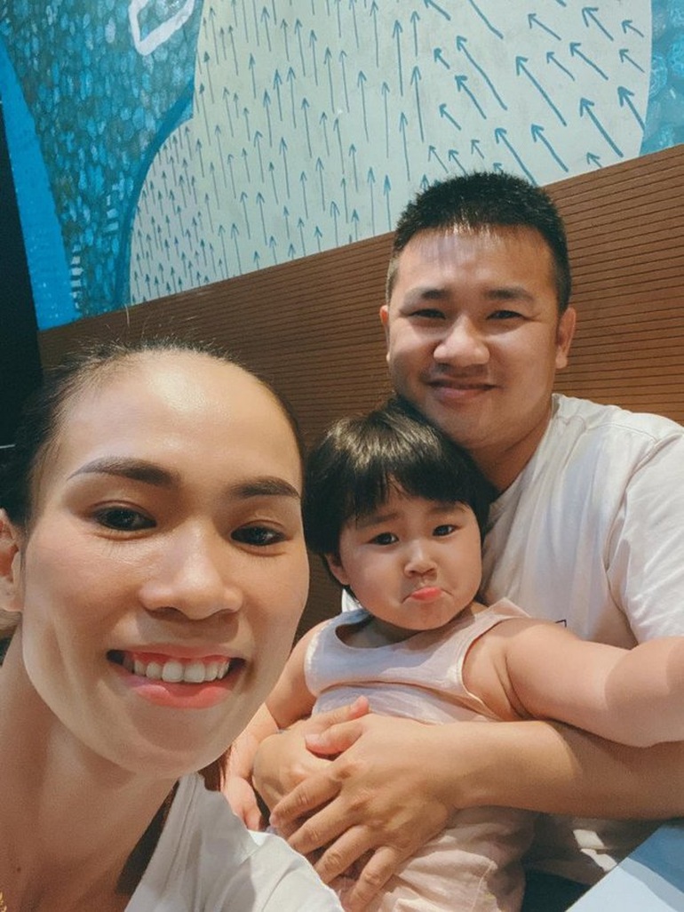 Nữ lực sĩ đạt HCV SEA Games làm mẹ: Sợ làm con đau khi cho bú