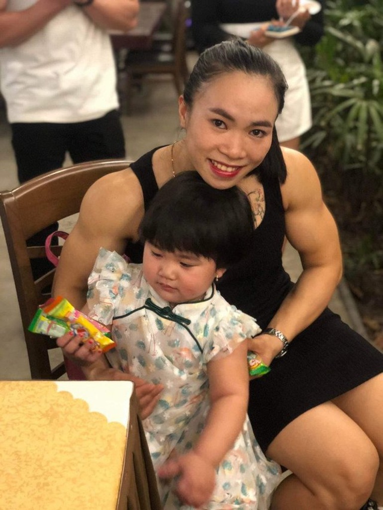 Nữ lực sĩ đạt HCV SEA Games làm mẹ: Sợ làm con đau khi cho bú