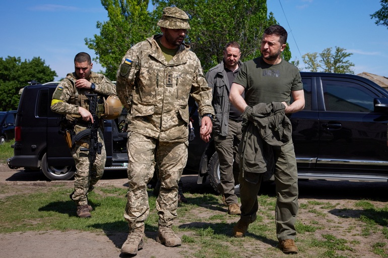 Ông Zelensky đến tiền tuyến ở chảo lửa Donbass giữa lúc chiến sự nóng rực - 1