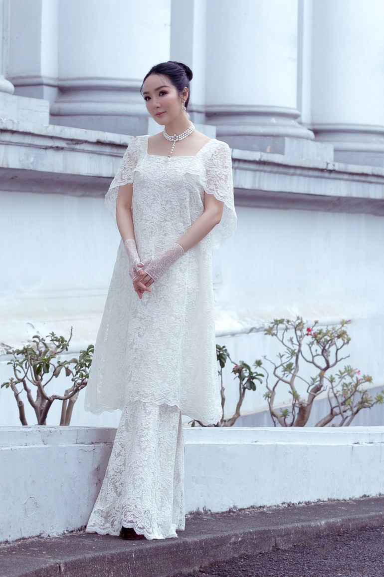 Nữ hoàng ảnh lịch Giáng My hóa thân thành công nương