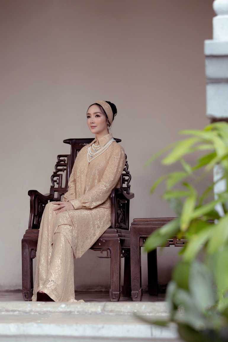 Nữ hoàng ảnh lịch Giáng My hóa thân thành công nương