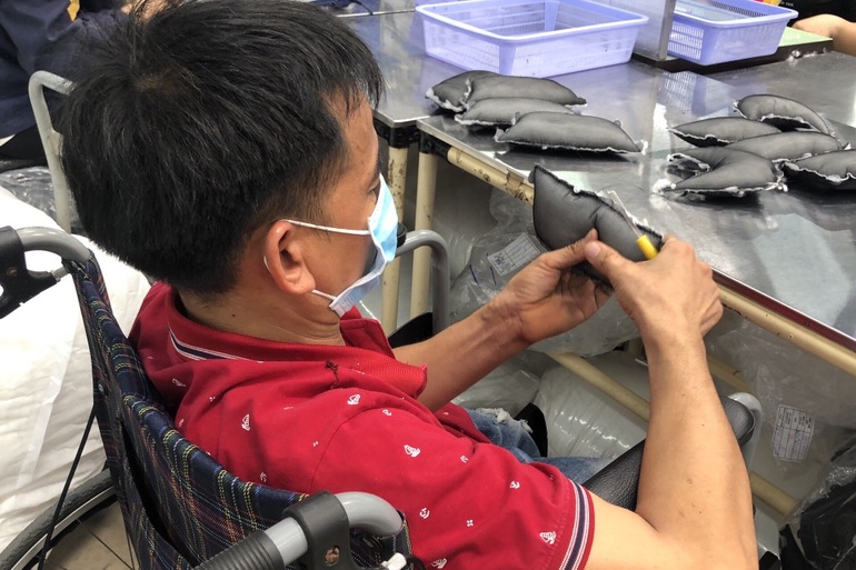Lao động khuyết tật được trả lương như người bình thường - 2 Lao động khuyết tật được trả lương như người bình thường - 2