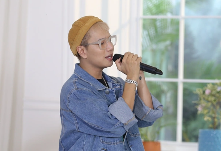Nam ca sĩ Việt bất ngờ bị liệt cơ mặt, từng có ý định bỏ nghề