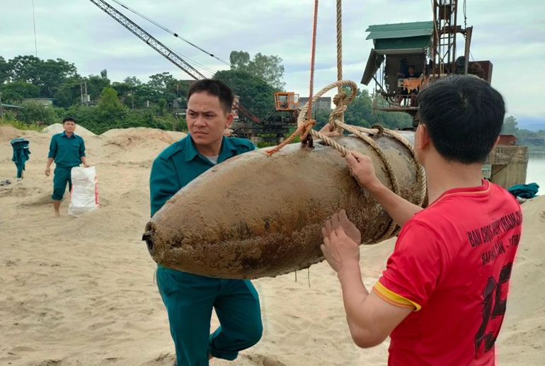 Lặn sông bắt cá, suýt ôm trúng bom nặng gần 350kg - 1