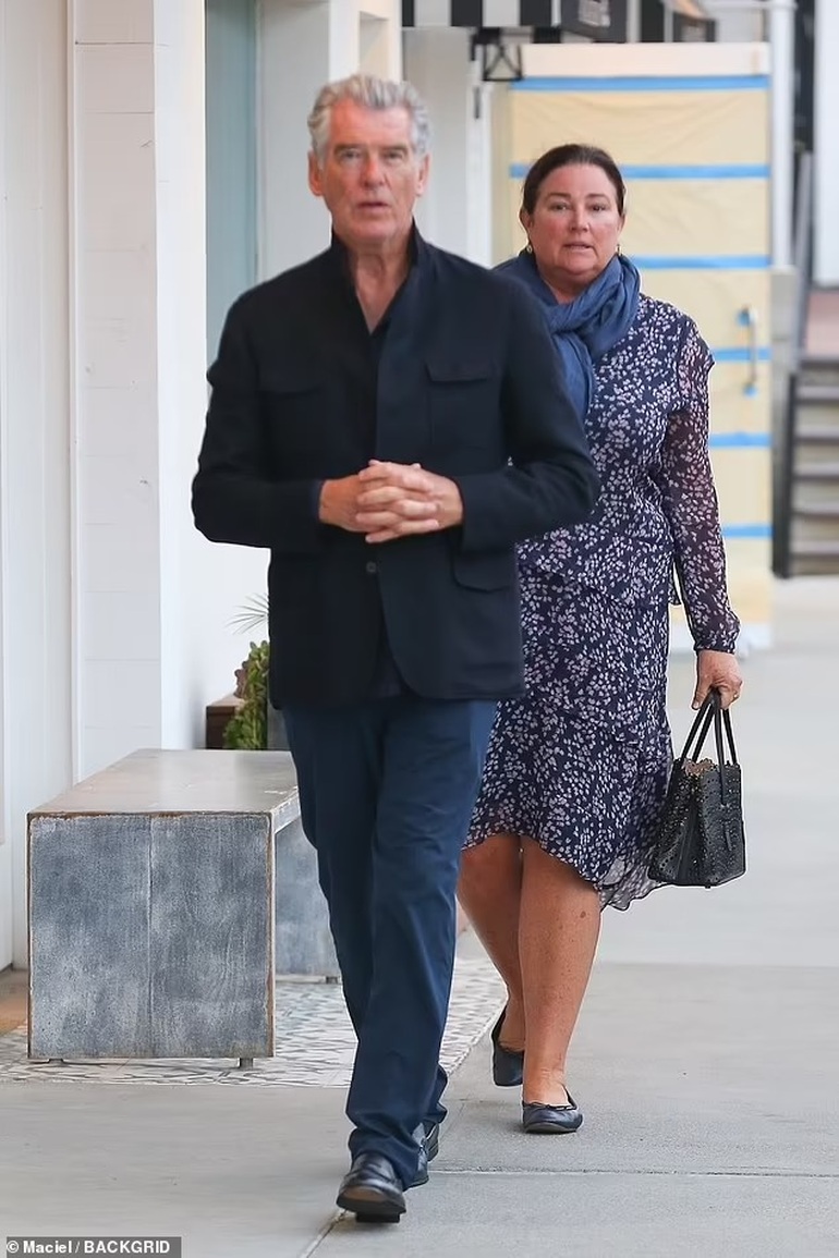 Hơn 20 năm chung sống, tài tử Pierce Brosnan vẫn yêu chiều vợ hết mực