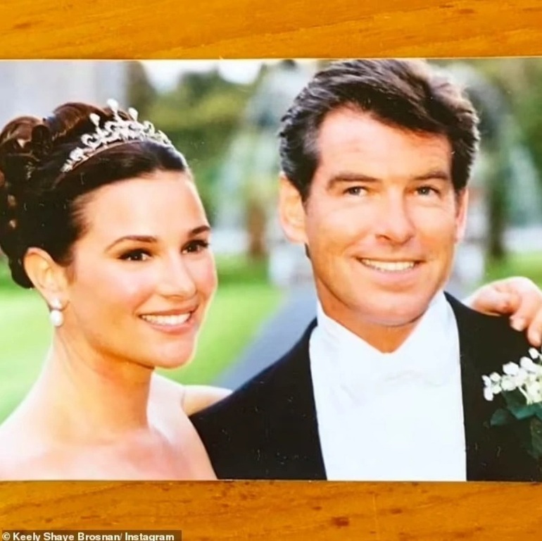 Hơn 20 năm chung sống, tài tử Pierce Brosnan vẫn yêu chiều vợ hết mực