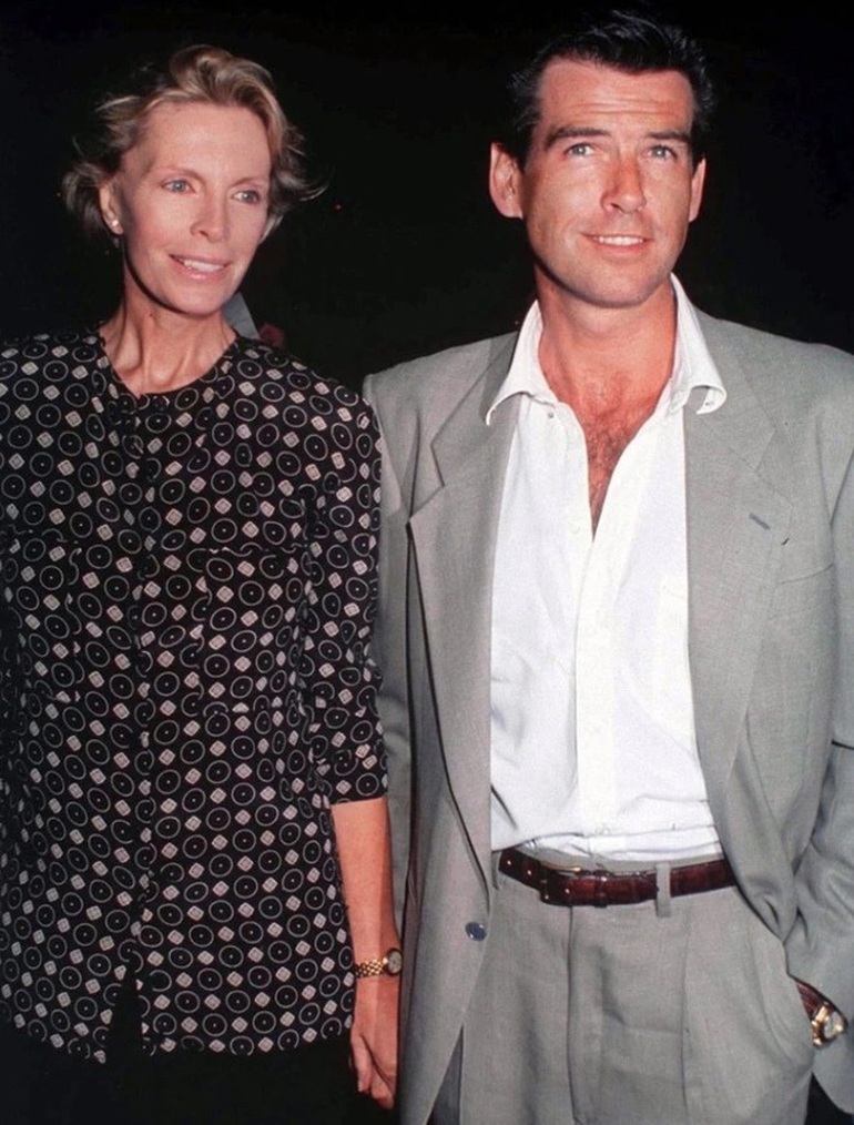 Hơn 20 năm chung sống, tài tử Pierce Brosnan vẫn yêu chiều vợ hết mực