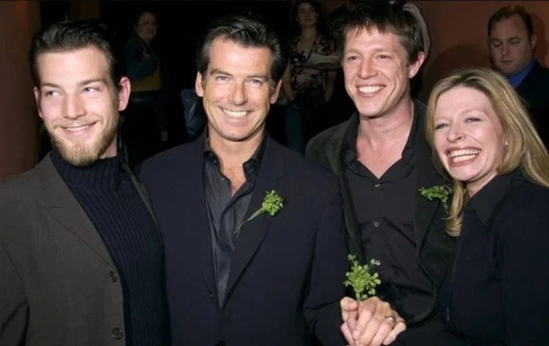 Hơn 20 năm chung sống, tài tử Pierce Brosnan vẫn yêu chiều vợ hết mực