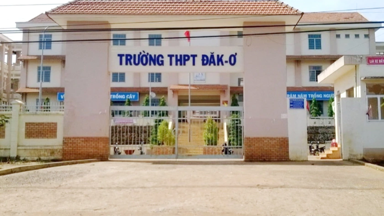 Nghi rơi từ tầng 3, một hiệu trưởng tử vong dưới sân trường - 1 Nghi rơi từ tầng 3, một hiệu trưởng tử vong dưới sân trường - 1