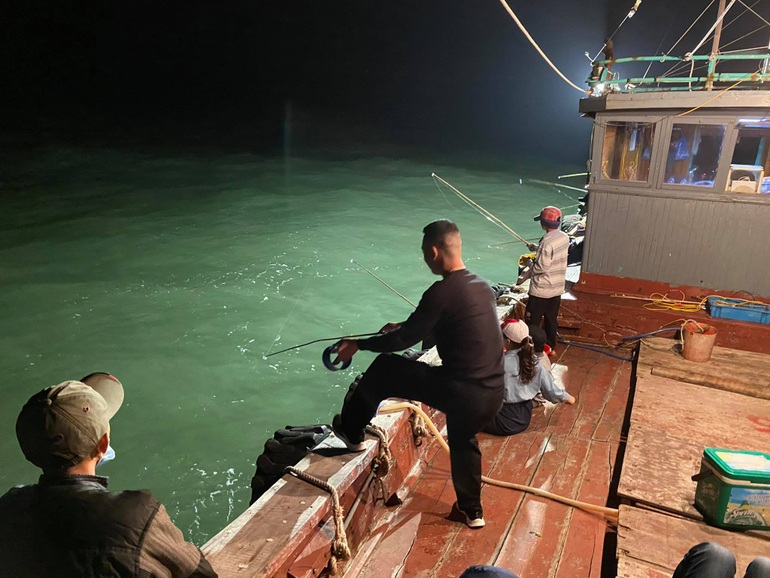 Chi nửa triệu đồng, xuyên đêm Chi nửa triệu đồng, xuyên đêm