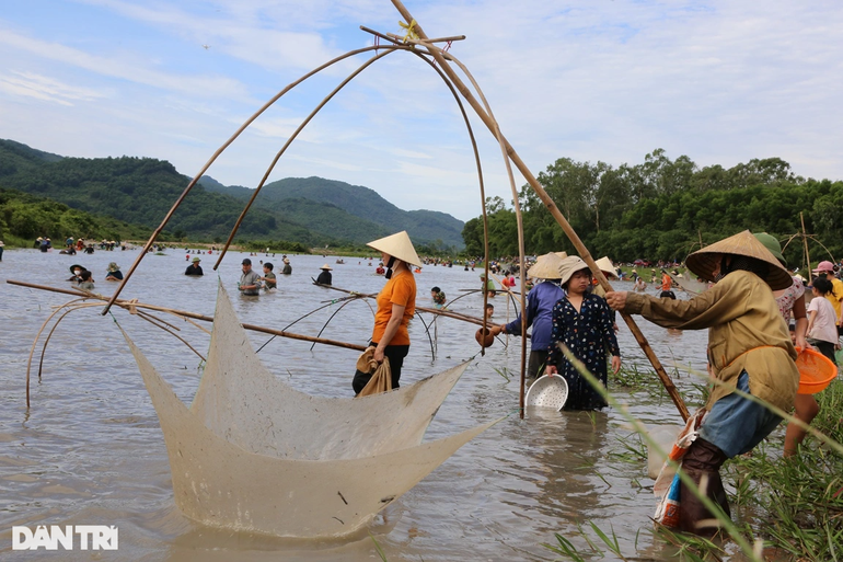 Độc đáo hàng nghìn nơm thủ lao xuống hồ đánh cá, tìm vận may ở Hà Tĩnh - 11