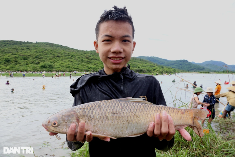 Độc đáo hàng nghìn nơm thủ lao xuống hồ đánh cá, tìm vận may ở Hà Tĩnh - 14