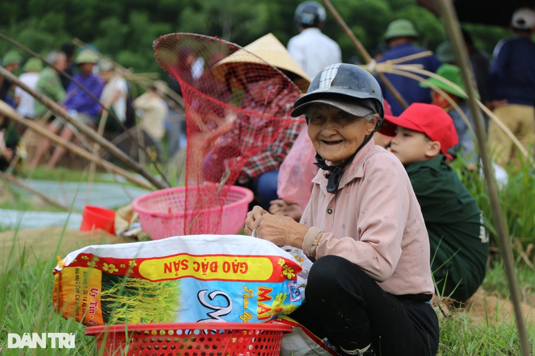 Độc đáo hàng nghìn nơm thủ lao xuống hồ đánh cá, tìm vận may ở Hà Tĩnh - 8