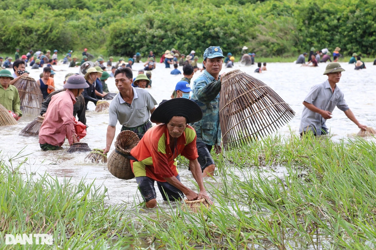 Độc đáo hàng nghìn nơm thủ lao xuống hồ đánh cá, tìm vận may ở Hà Tĩnh - 7