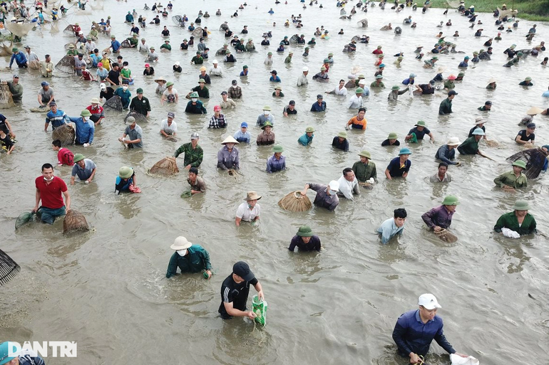 Độc đáo hàng nghìn nơm thủ lao xuống hồ đánh cá, tìm vận may ở Hà Tĩnh - 6