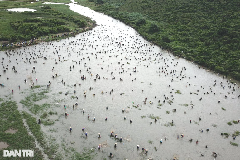 Độc đáo hàng nghìn nơm thủ lao xuống hồ đánh cá, tìm vận may ở Hà Tĩnh - 2