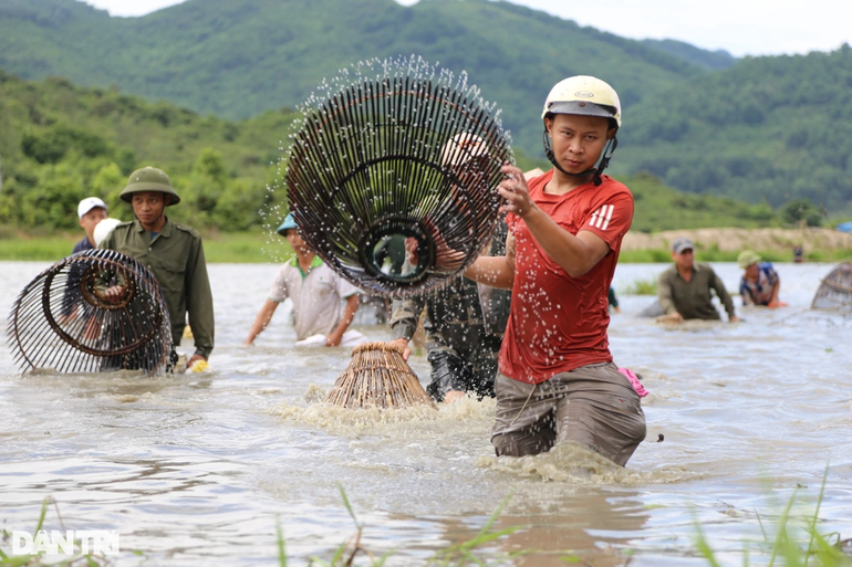 Độc đáo hàng nghìn nơm thủ lao xuống hồ đánh cá, tìm vận may ở Hà Tĩnh - 10