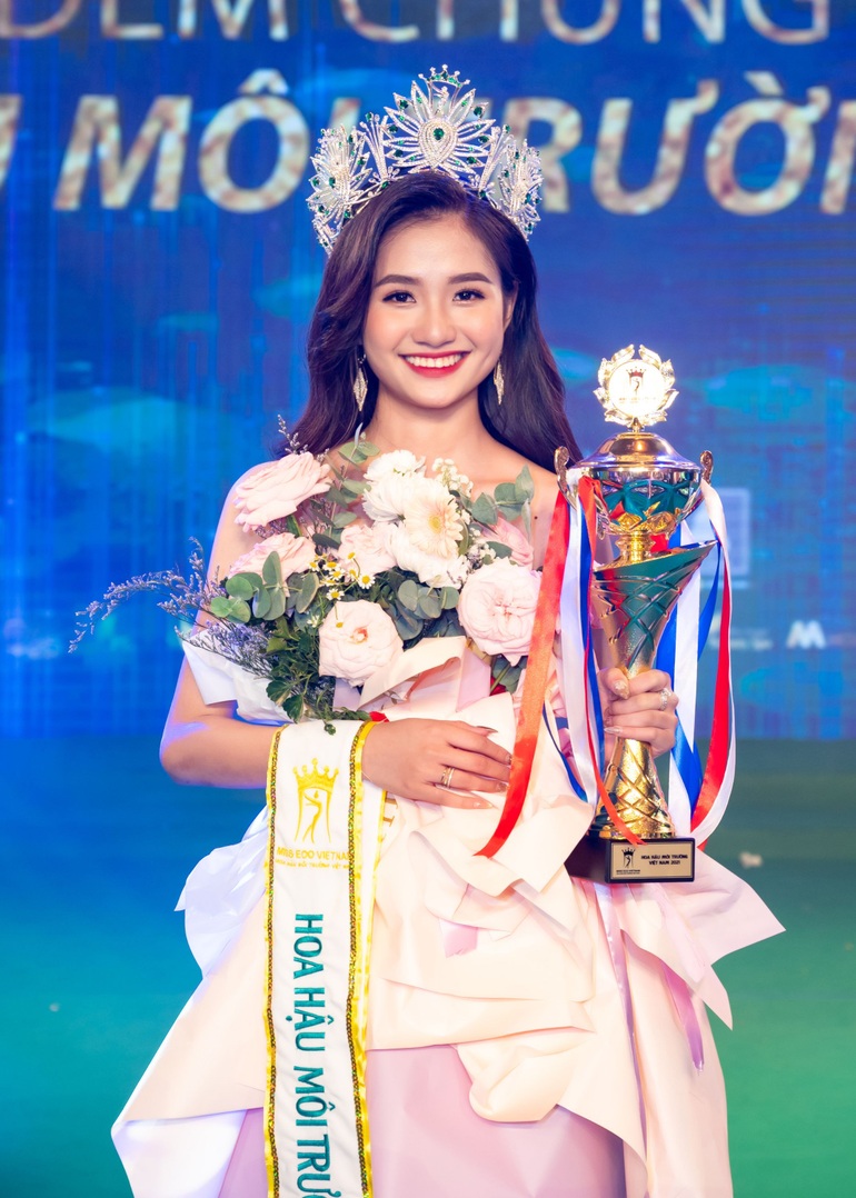 Cô gái đến từ Bến Tre đăng quang Hoa hậu Môi trường Việt Nam