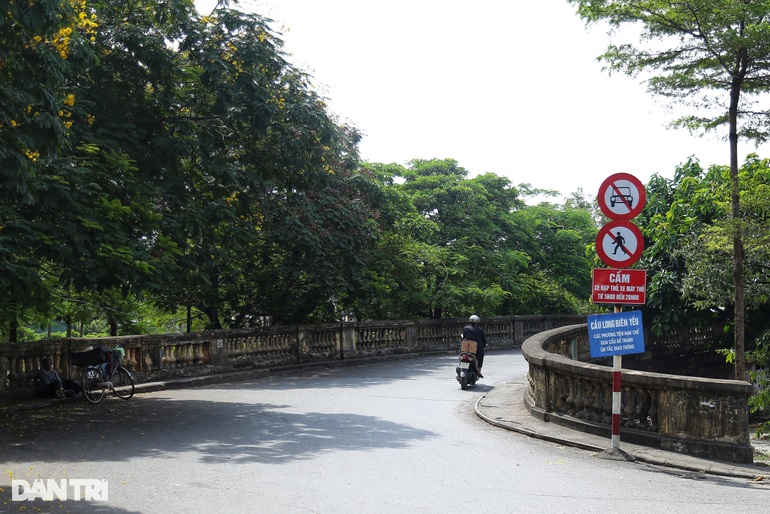 Hà Nội: Cấm người đi bộ trên cầu Long Biên vì các tấm đan xuống cấp? - 10 Hà Nội: Cấm người đi bộ trên cầu Long Biên vì các tấm đan xuống cấp? - 10
