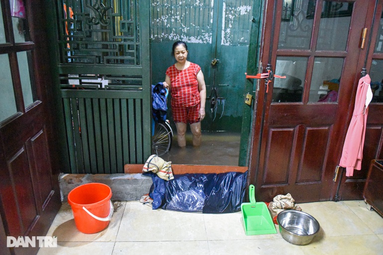 Nhà ngập sâu vì mưa lớn, người Hà Nội tháo giường 