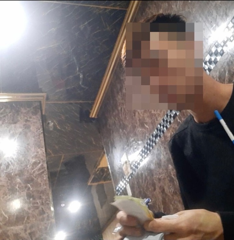 Vén màn dịch vụ quái đản núp bóng quán karaoke
