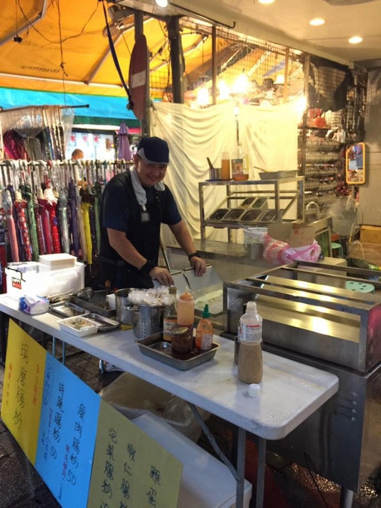 Anh trai nam nghệ sĩ sở hữu 3.700 tỷ đồng vất vả mưu sinh ở chợ đêm - 4 Anh trai nam nghệ sĩ sở hữu 3.700 tỷ đồng vất vả mưu sinh ở chợ đêm - 4