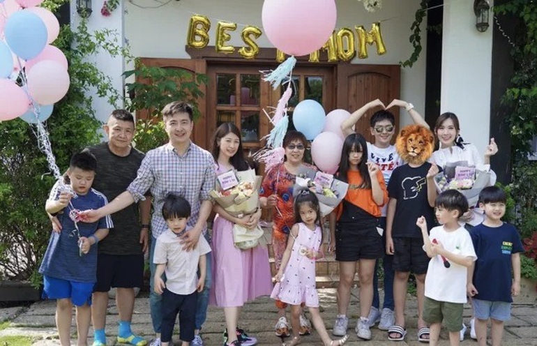 Anh trai nam nghệ sĩ sở hữu 3.700 tỷ đồng vất vả mưu sinh ở chợ đêm - 9 Anh trai nam nghệ sĩ sở hữu 3.700 tỷ đồng vất vả mưu sinh ở chợ đêm - 9