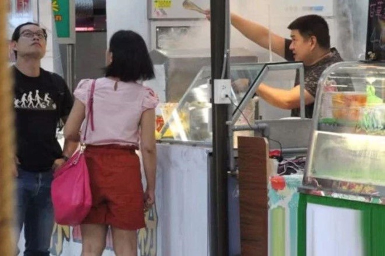 Anh trai nam nghệ sĩ sở hữu 3.700 tỷ đồng vất vả mưu sinh ở chợ đêm - 5 Anh trai nam nghệ sĩ sở hữu 3.700 tỷ đồng vất vả mưu sinh ở chợ đêm - 5