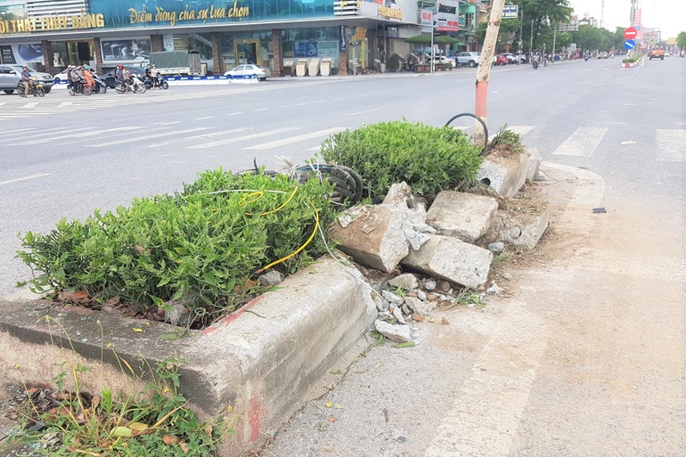 Vụ lật xe khách 4 người chết: Lái xe khách không có nồng độ cồn và ma túy - 3 Vụ lật xe khách 4 người chết: Lái xe khách không có nồng độ cồn và ma túy - 3