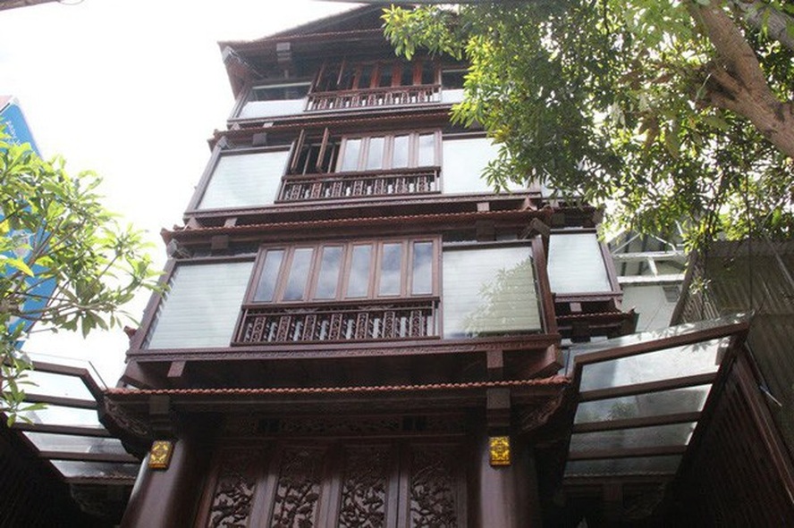 Căn nhà có chiều cao 20m, được dựng lên từ 22 cột gỗ sao xanh có đường kính 80-90cm.