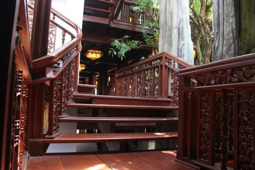 Ngôi nhà gỗ 5 tầng 30 tỷ độc nhất vô nhị Việt Nam của lão gia Hà Tĩnh - 3 Gác bậc thang dẫn lên các tầng được chạm trổ tinh tế.