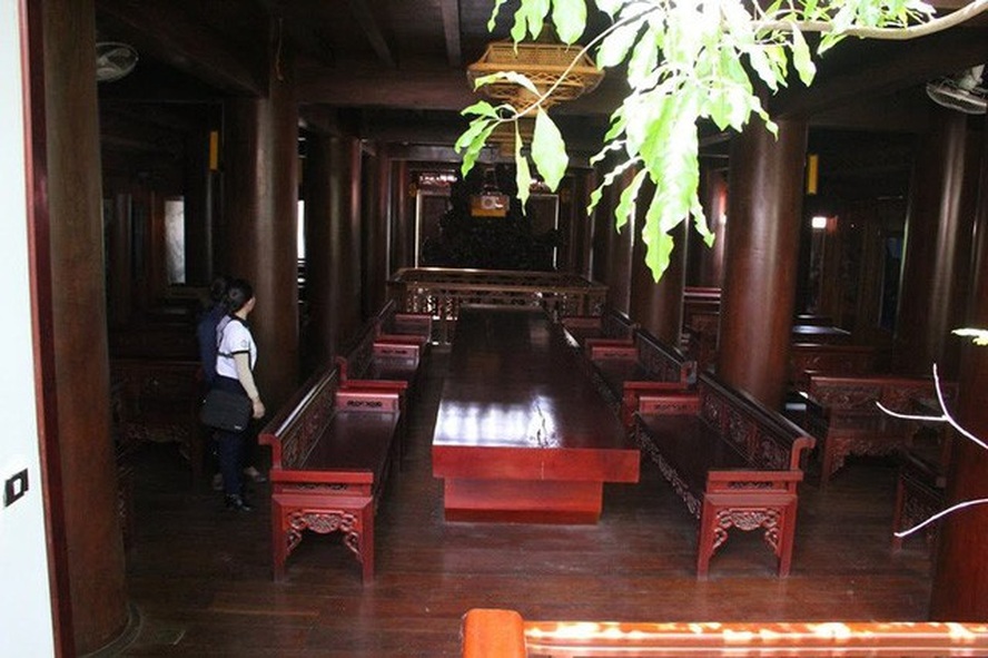 Mỗi một tầng đều kê tấm phản gỗ dày làm bàn, được sơn bóng loáng để tiếp khách.