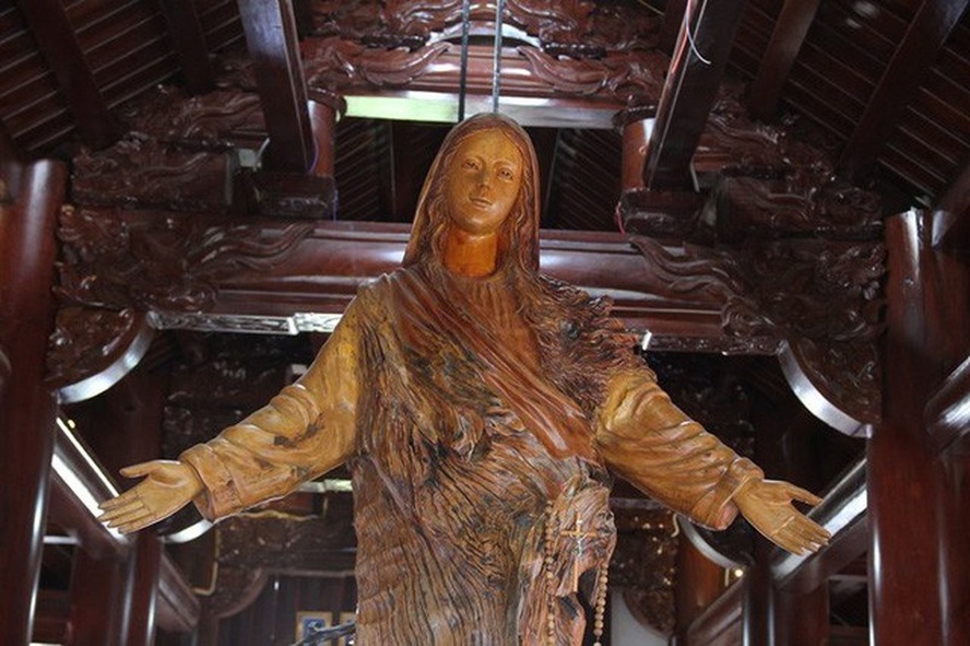 Bức tượng đức mẹ được khắc từ một loại gỗ quý tại tầng 5 của ngôi nhà.