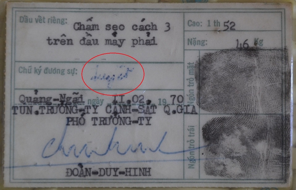 Thẻ căn cước của bà Tuyết có chữ ký thật từ năm 1970.