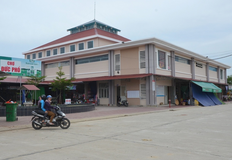 Chợ Đức Phổ mới được đầu tư khang trang đạt tiêu chuẩn loại I bị tiểu thương chê vì nằm cách xa đường Quốc lộ 1A .