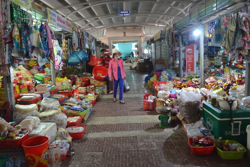 Chợ mới vắng khách khi hơn 200 tiểu thương chưa chịu đến kinh doanh.