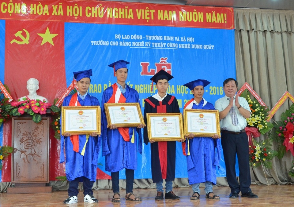 
Tặng bằng khen đến 4 sinh viên Trường Cao đẳng Nghề Kỹ thuật Công nghệ Dung Quất (Quảng Ngãi) đạt giải tại cuộc thi tay nghề quốc gia lần thứ 9.
