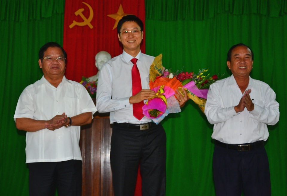 
Ông Nguyễn Viết Vy (giữa) vừa được bổ nhiệm giữ chức danh Bí thư Huyện ủy Lý Sơn khi mới tuổi 33.
