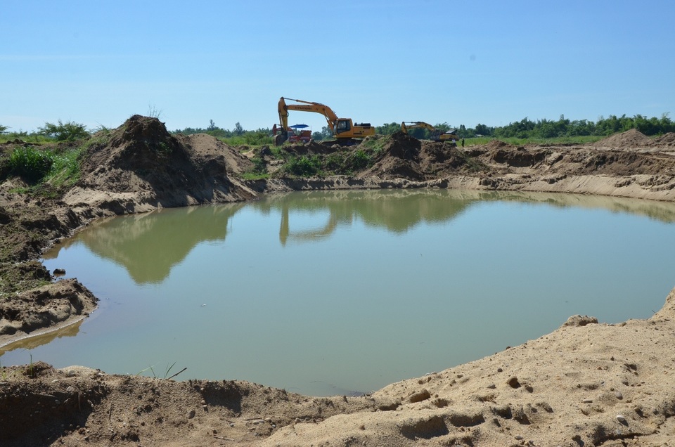 Doanh nghiệp tạo ra nhiều hố sâu tại vị trí khai thác cát gây bức xúc nhân dân.