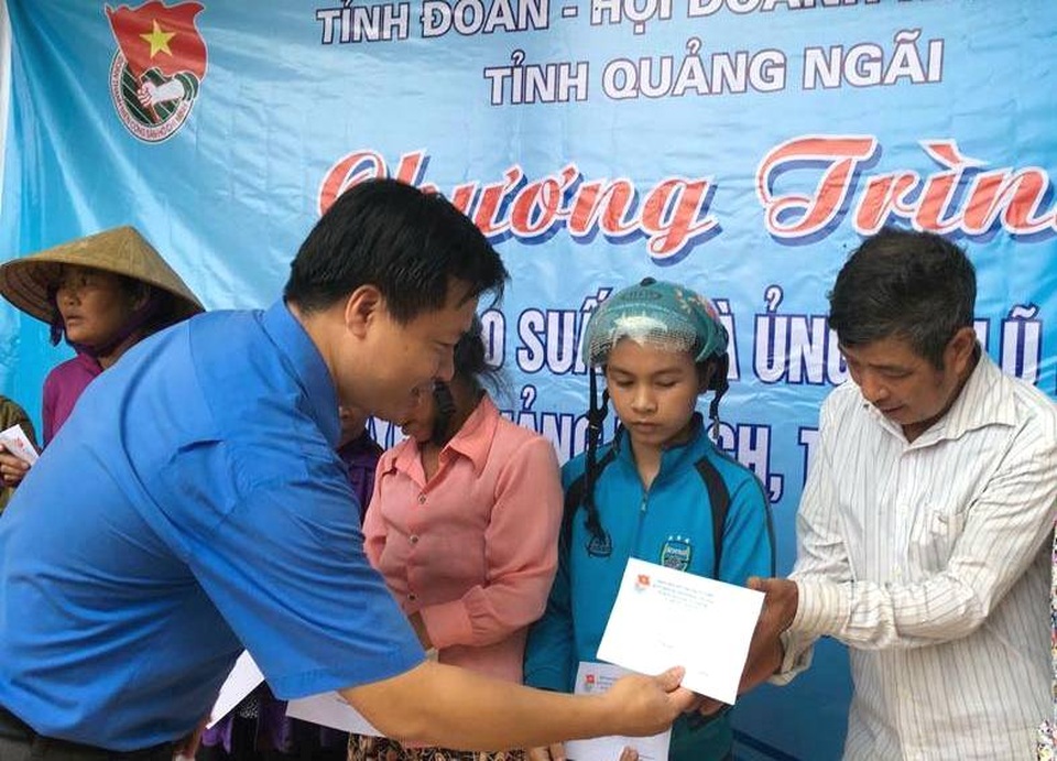 Tuổi trẻ Quảng Ngãi hỗ trợ người dân vùng lũ tỉnh Quảng Bình - 1 Anh Nguyễn Hoàng Hiệp trực tiếp trao quà hỗ trợ đến nhân dân tỉnh Quảng Bình (Ảnh do Tỉnh đoàn cung cấp).