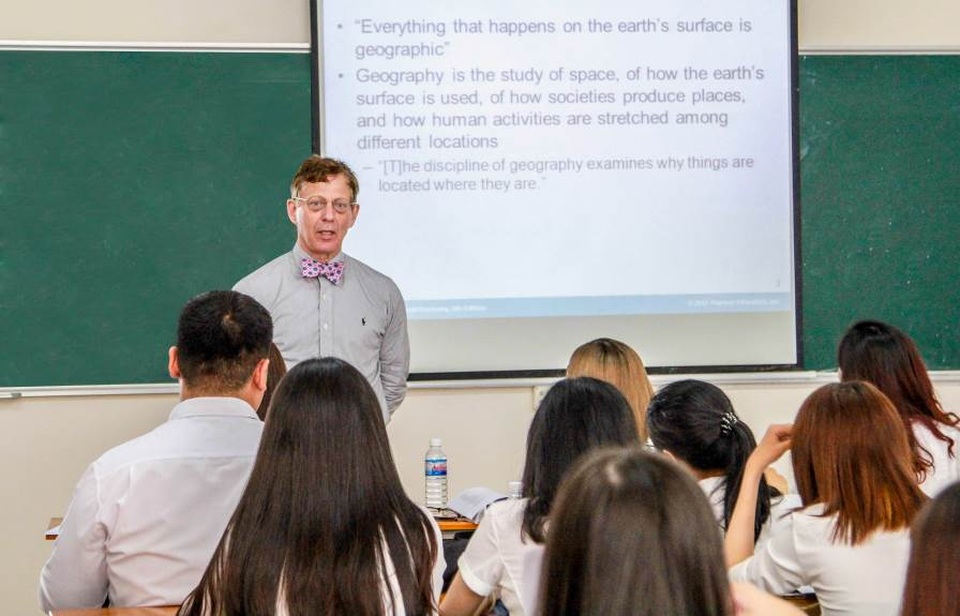Thạc sĩ Ngôn ngữ Anh - Định vị thành công trong “thế giới phẳng” - 1 Sử dụng thành thạo Tiếng Anh là cơ hội lớn để hội nhập thế giới