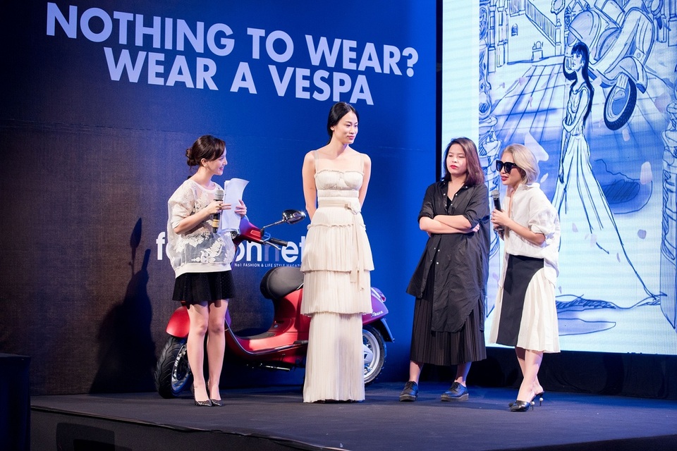 Cuộc chiến ngẫu hứng của 3 stylist Việt - 2 Team Lâm Thúy Nhàn trình bày ý sản phẩm của đội tại buổi họp báo