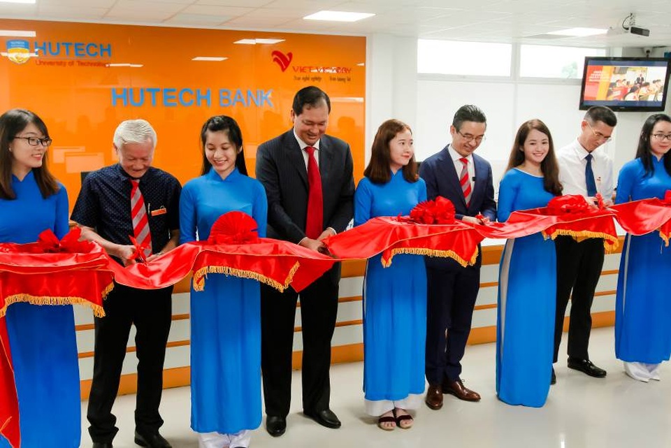 HUTECH khai trương Trung tâm Tuyển dụng & Đào tạo Nhân lực Ngân hàng - Doanh nghiệp - 1 Lãnh đạo HUTECH và đại diện các ngân hàng cắt băng khai trương trung tâm