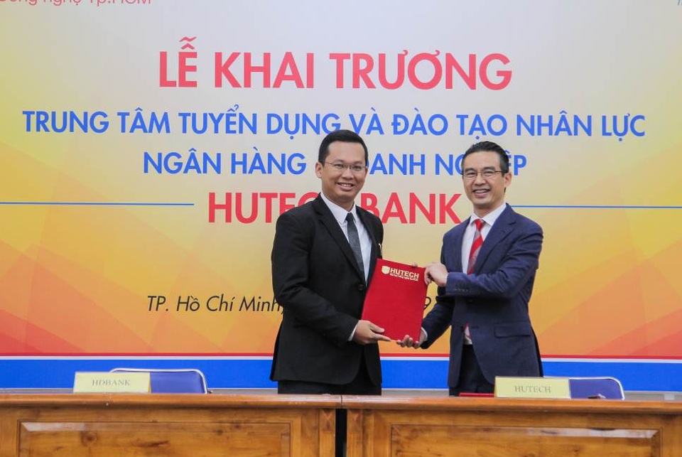 HUTECH khai trương Trung tâm Tuyển dụng & Đào tạo Nhân lực Ngân hàng - Doanh nghiệp - 3 TS. Nguyễn Xuân Hoàng Việt – Phó Hiệu trưởng HUTECH kí kết hợp tác với đại diện các ngân hàng
