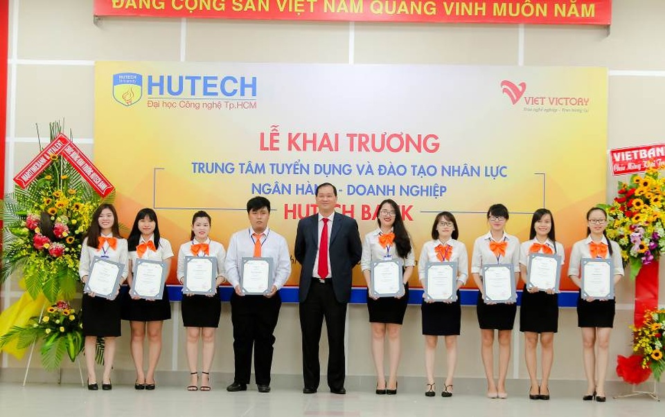 HUTECH khai trương Trung tâm Tuyển dụng & Đào tạo Nhân lực Ngân hàng - Doanh nghiệp - 4 Những học viên của khóa đầu tiên nhận chứng chỉ tốt nghiệp khóa học